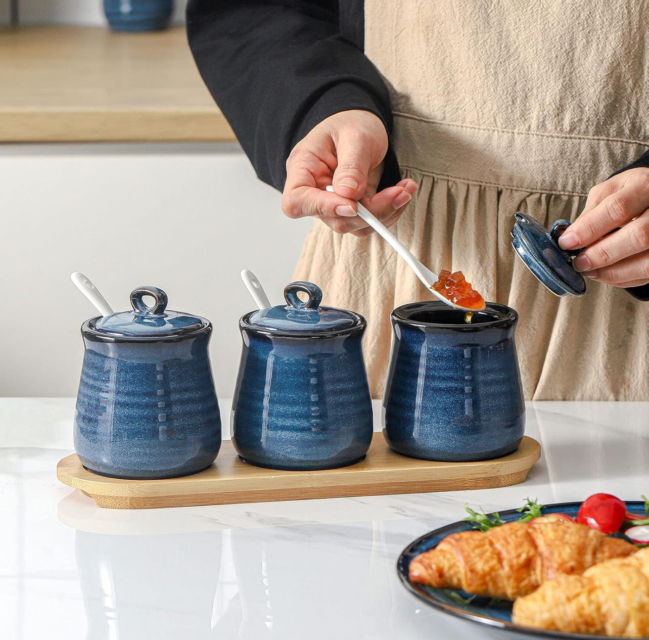 Hasense Tarro de condimentos de porcelana, contenedor de especias de 10 onzas con cuchara de tapa y bandeja de bambú