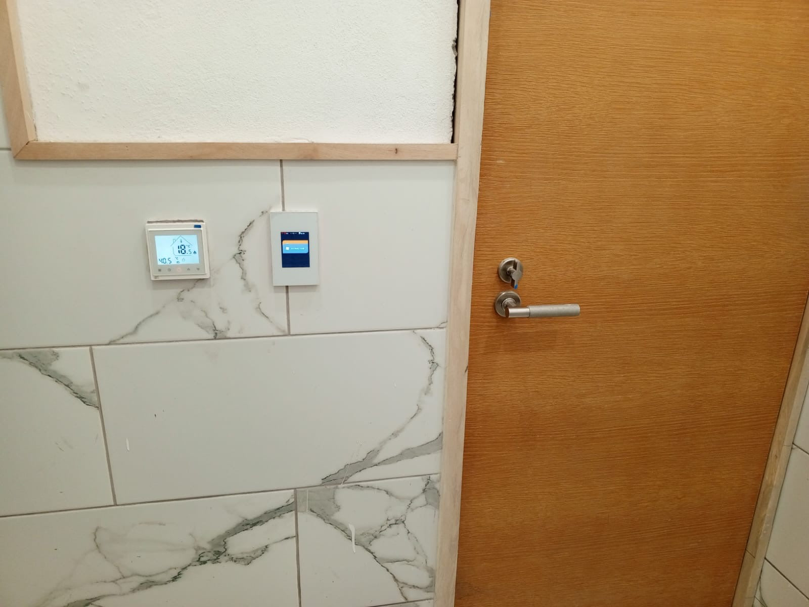 LANBON Interruptor de luz inteligente con pantalla táctil para controlar diferentes habitaciones como cocina y dormitorios.