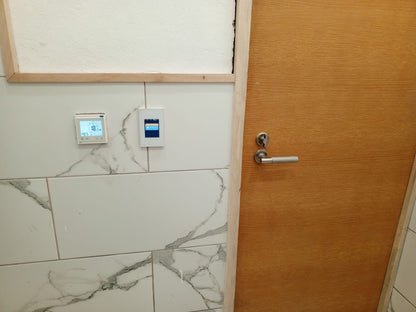 LANBON Interruptor de luz inteligente con pantalla táctil para controlar diferentes habitaciones como cocina y dormitorios.