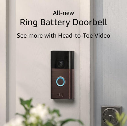  Mujer usando el New Ring Wireless Doorbell, viendo y hablando con alguien en cámara frente a la puerta.