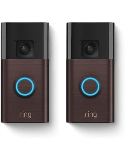  Mujer usando el New Ring Wireless Doorbell, viendo y hablando con alguien en cámara frente a la puerta.