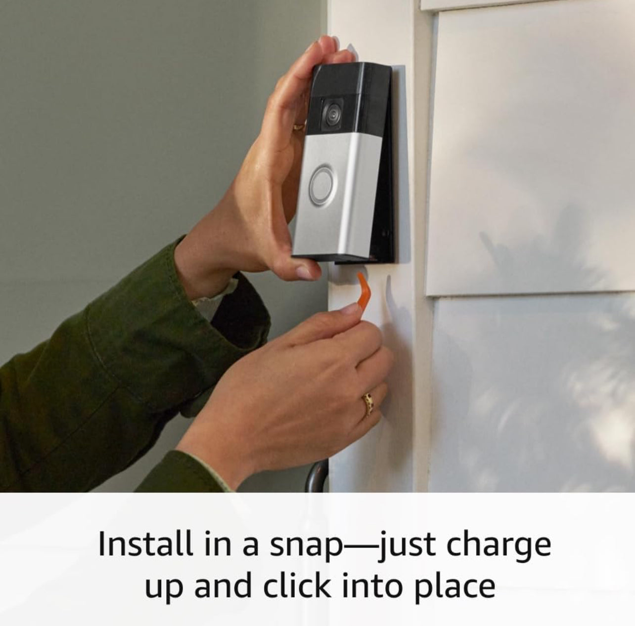  Mujer usando el New Ring Wireless Doorbell, viendo y hablando con alguien en cámara frente a la puerta.