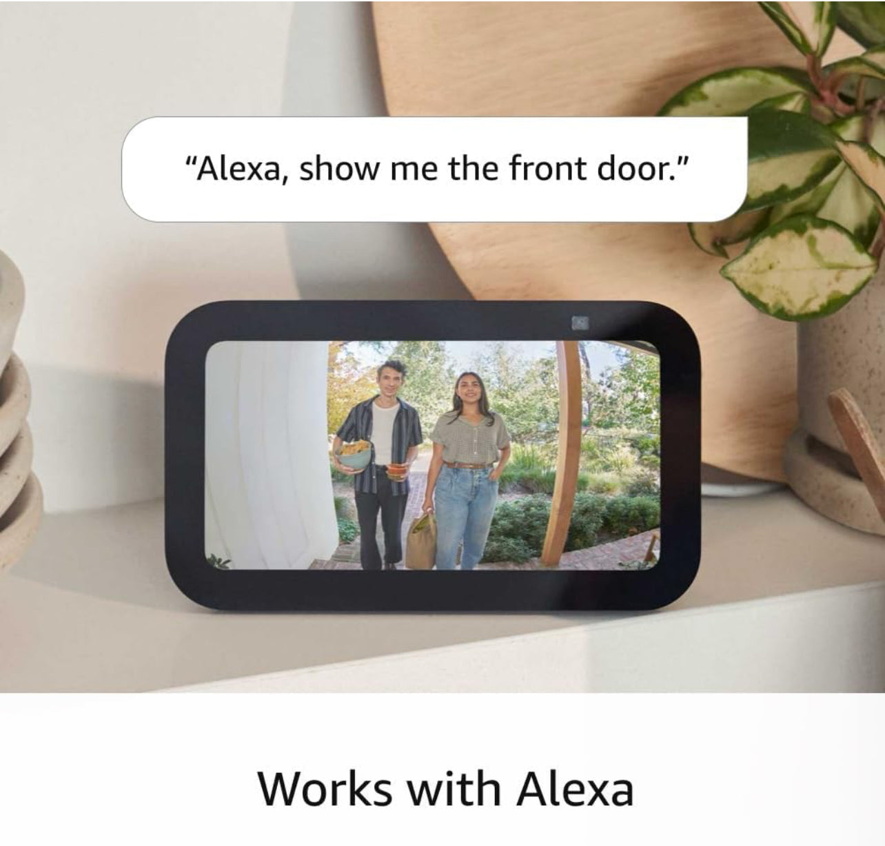  Mujer usando el New Ring Wireless Doorbell, viendo y hablando con alguien en cámara frente a la puerta.