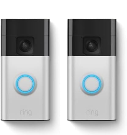  Mujer usando el New Ring Wireless Doorbell, viendo y hablando con alguien en cámara frente a la puerta.