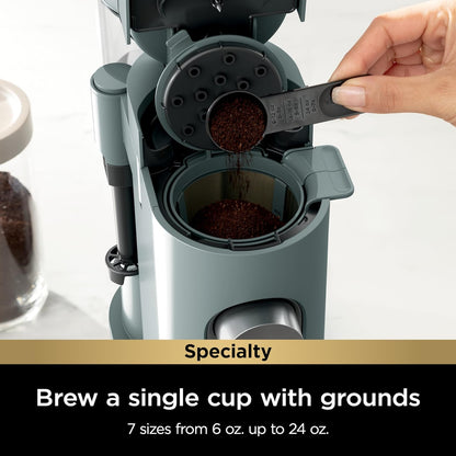 Ninja Pods & Grounds Specialty - Cafetera de una sola porción, compatible con cápsulas K-Cup, espumador de leche integrado, de 6 onzas de taza a 24 onzas, tamaños de taza de viaje, cafetera helada,