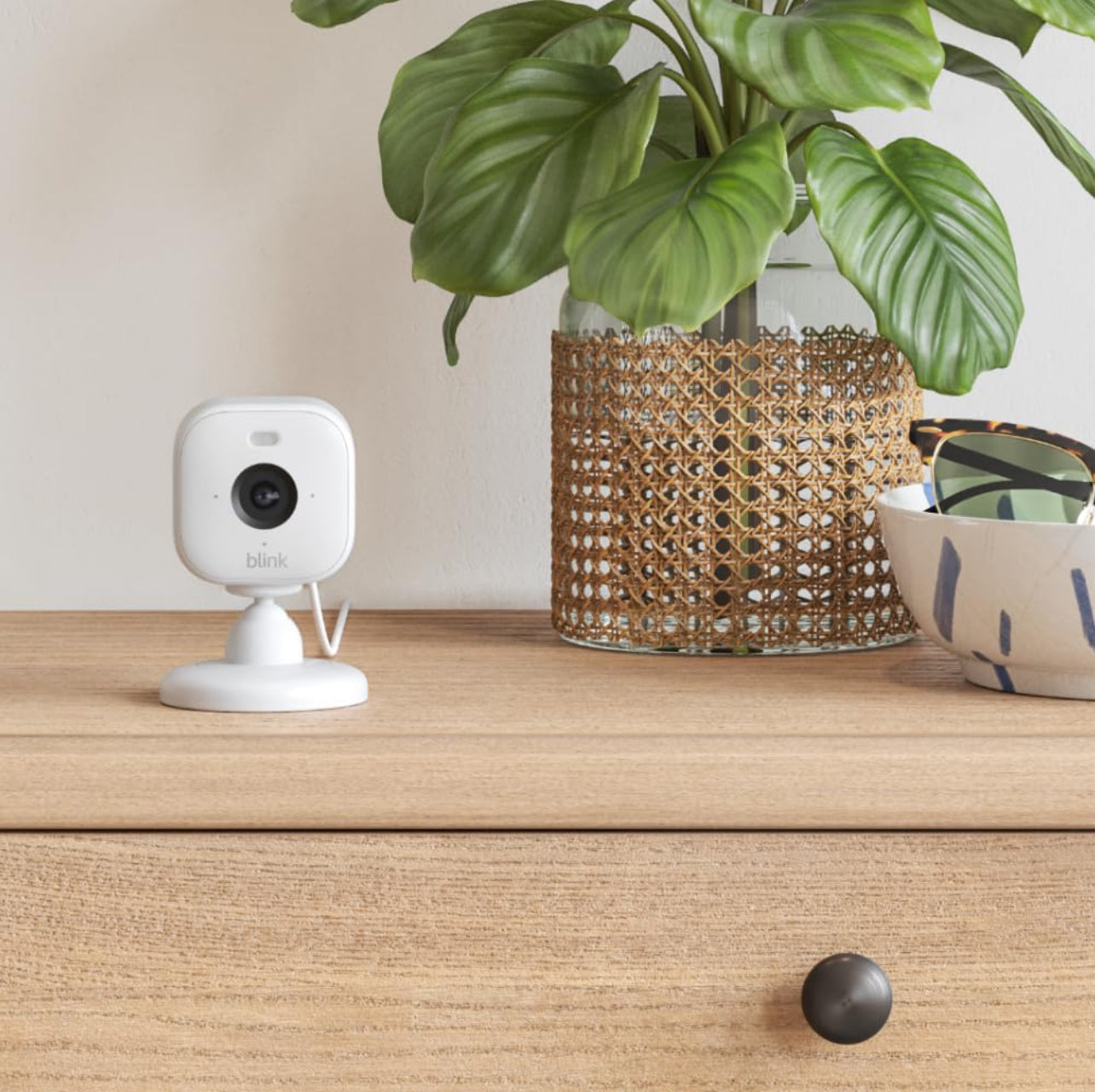 Paquete Blink para todo el hogar: cámara Outdoor 4, cámara Mini 2 (blanca) 